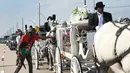 Seorang pria menyentuh kereta kuda yang membawa jenazah George Floyd saat menuju pemakaman Houston Memorial Gardens di Houston, Texas, Amerika Serikat, Selasa (9/6/2020). Floyd akan dimakamkan di samping makam ibunya, Larcenia Floyd. (Joe Raedle/etty Images/AFP)