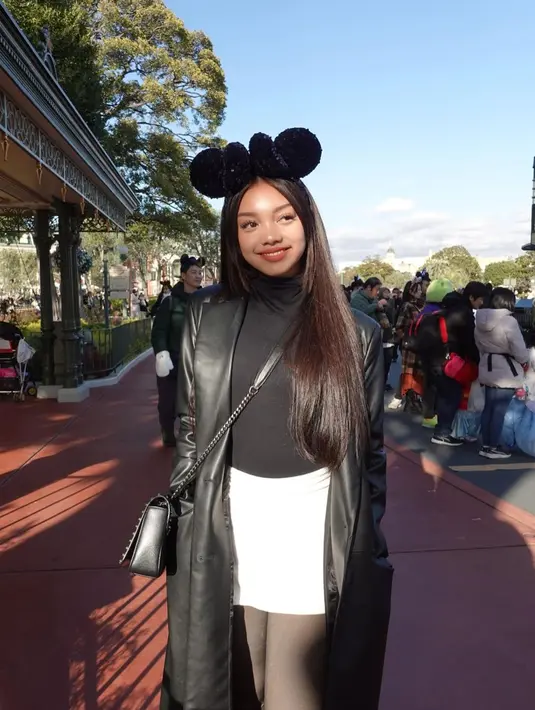 Naura Ayu padukan atasan turtleneck hitam dengan rok mini putih dan stocking abu-abu [@naura.ayu]