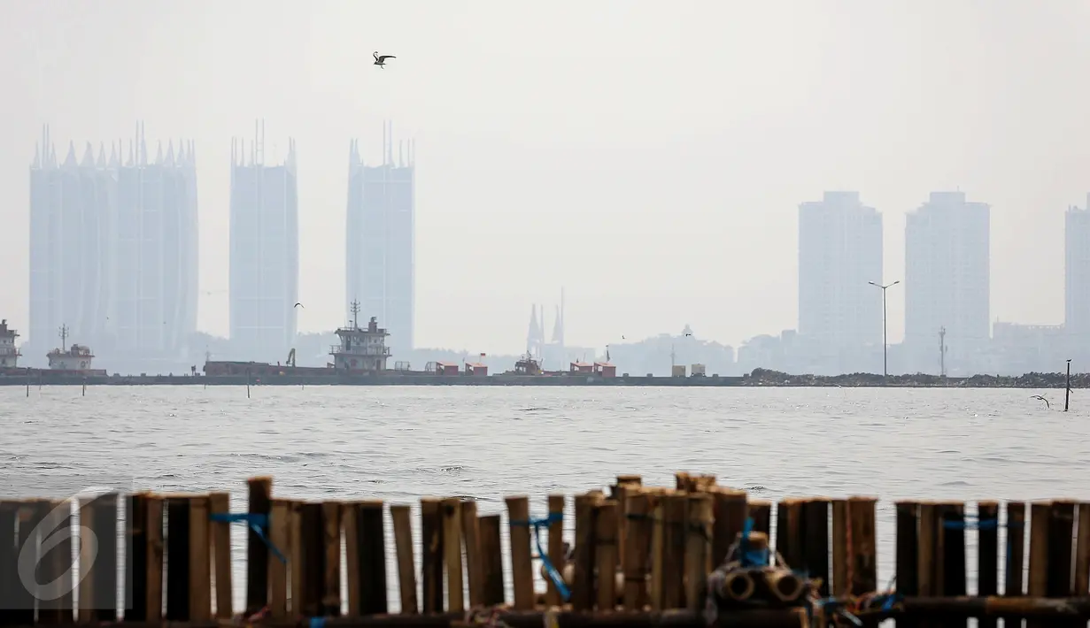 Pemandangan kabut asap tipis tampak menyelimuti kawasan Muara Angke, Jakarta, Kamis (29/10). BMKG menyatakan, kabut asap di area udara Jakarta berasal dari kawasan kebakaran hutan dan lahan di Sumatera dan Kalimantan. (Liputan6.com/Faizal Fanani)