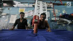 Aktivitas pekerja saat menyelesaikan sablon bendera partai politik di Percetakan Andalas Jaya, Jakarta, Rabu (2/1). Tahun politik membawa berkah bagi pengusaha sablon bendera dan spanduk partai. (Merdeka.com/Iqbal Nugroho)