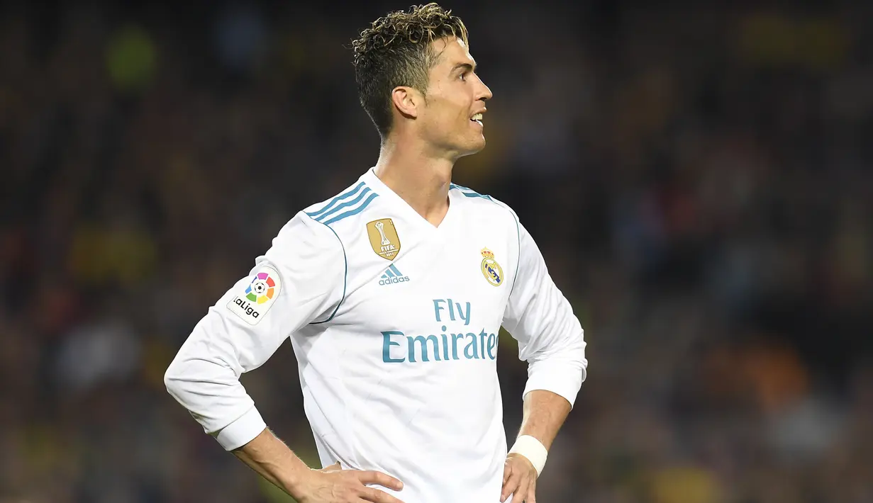 Bintang Real Madrid, Cristiano Ronaldo menempati posisi kedua top scorer La Liga Santander 2017-2018. Ronaldo mengoleksi 26 gol atau tertinggal delapan gol dari Lionel Messi. (AFP/Lluis Gene)