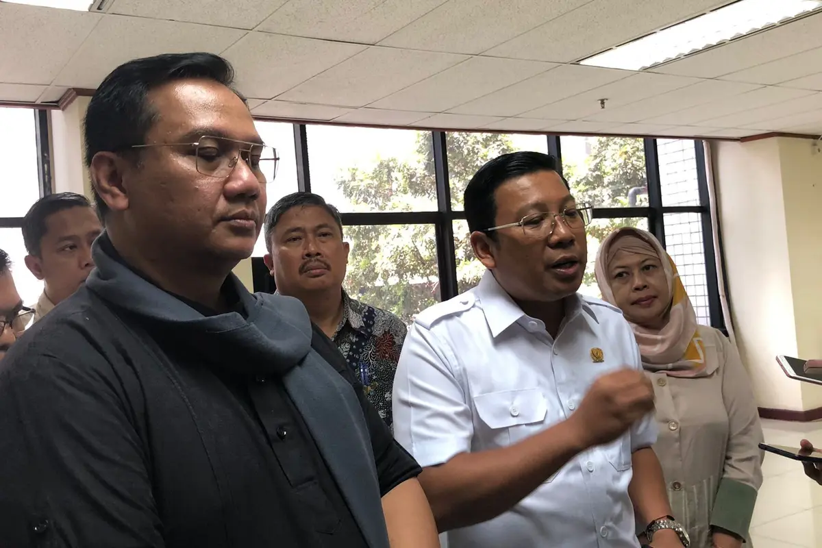 Anggota Ombudsman RI Yeka Hendra Fatika dan Plt Menteri Pertanian (Mentan) Arief Prasetyo Adi saat ditemui di Kantor Ombudsman, Selasa (17/10/2023). (Tira/Liputan6.com)