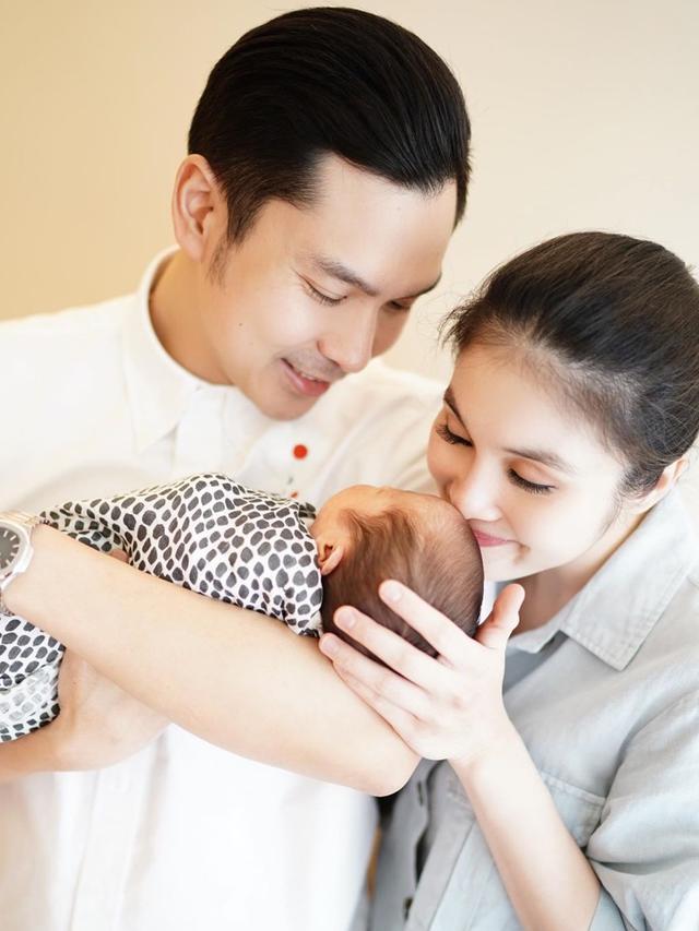 Momen Manis Sandra Dewi dan Suami Pasca Kelahiran Anak Kedua (sumber: instagram/@sandradewi88)