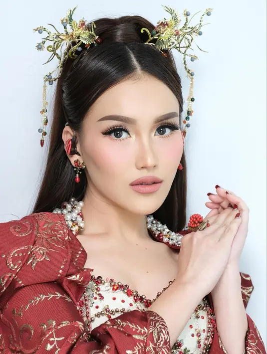 Dilengkapi dengan cape warna senada yang dihiasi aksen mutiara pada kerahnya. [Foto: IG/ayutingting92]