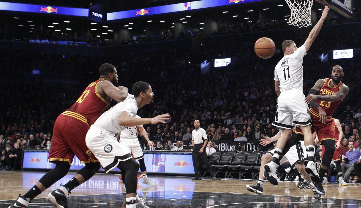 Bintang Cleveland Cavaliers, LeBron James (23) memberikan umpan kepada rekannya melewati  hadangan para pemain Brooklyn Nets, Brook Lopez (11) pada laga NBA basketball game di Barclays Center, (6/1/2017). Cavs menang 116-108. (AP/Frank Franklin II)