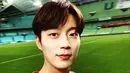 Yoon Doo Joon merupakan salah satu selebriti Korea Selatan yang suka bermain sepak bola. Meskipun sibuk, ia tetap menyempatkan diri untuk bermain sepak bola. (Foto: instagram.com/beeeestdjdjdj)