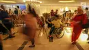 Penyandang disabilitas yang tergabung dalam ThisAble melukis pada acara Craft your Future with Chubb pada Senin (20/5/2019). Kegiatan Craft your Future with Chubb yang bertujuan untuk mengembangkan potensi tersembunyi anak-anak berkebutuhan khusus untuk berkreasi. (Liputan6.com/Fery Pradolo)