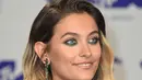 Paris Jackson menghadiri MTV Video Music Awards (VMA) 2017 di California, Minggu (27/8). Paris Jackson tampil dengan riasan unik yang membubuhkan warna kehijauan yang kontras dengan eyeshadow emas pada garis bawah matanya. (Jordan Strauss/Invision/AP)