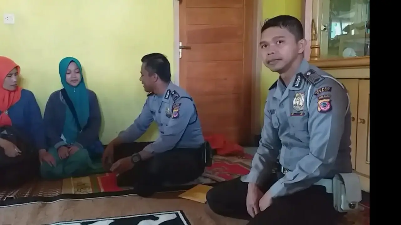 Anggota polsek Samarang tengah menjenguk anggota KPPS Samarang yang meninggal dunia, akibat kelelahan saat pemilu 2019lu 2019