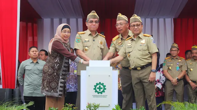 Menteri Ketenagakerjaan, Yassierli dalam kegiatan pencanangan Bulan K3 Nasional Tahun 2025 di Kawasan Industri Terpadu Batang (KITB), Batang, Selasa (14/1/2025). (Foto: Istimewa)