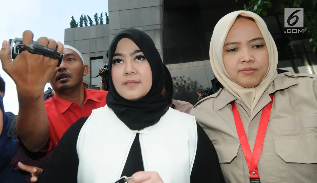 Istri tersangka Gubernur Jambi Zumi Zola, Sherin Taria usai menjalani pemeriksaan di gedung KPK, Jakarta, (22/5). Sherin diperiksa sebagai saksi terkait kasus dugaan suap dan gratifikasi atas proyek-proyek di Pemprov Jambi. (Merdeka.com/Dwi Narwoko)