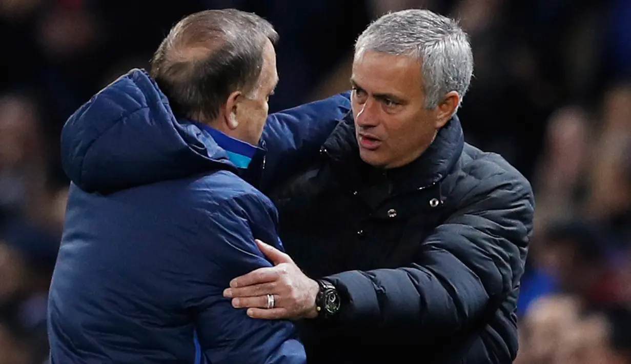 Pelatih Manchester United Jose Mourinho bersalaman pelatih Fenerbahce Dick Advocaat seusai pertandingan Liga Eropa, MU menjamu Fenerbahce di stadion Old Trafford, Manchester, Inggris (20/10). MU menang telak 4-1 atas Fenerbahce. (Reuters/ Phil Noble)