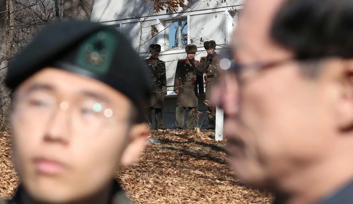 Tiga tentara Korea Utara mengawasi kunjungan Menhan Korsel, Song Young-moo di zona Demiliterisasi Panmunjom, Senin (27/11). Pemerintah Korsel menganggap Korut telah melanggar kesepakatan gencatan senjata di wilayah demiliterisasi. (AP Photo/Lee Jin-man)