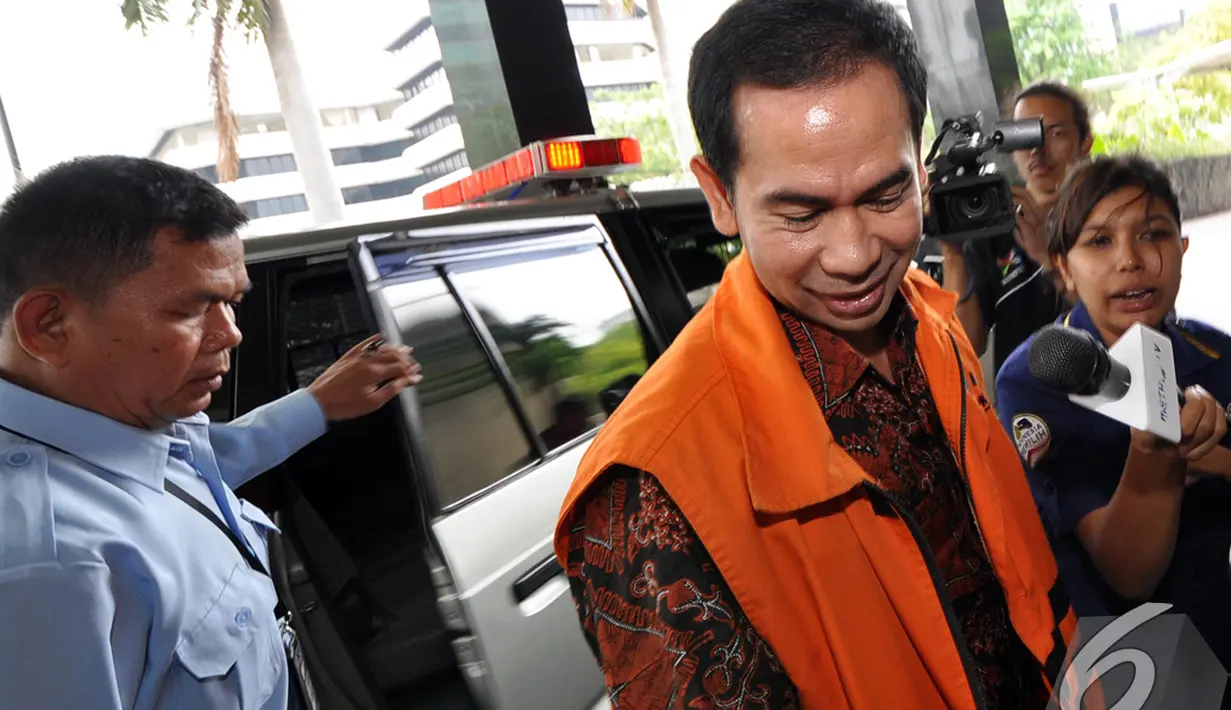 Tubagus Chaeri Wardhana atau Wawan keluar mobil setibanya di Gedung KPK Jakarta, Senin (17/11/2014)(Liputan6.com/Miftahul Hayat)