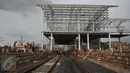 Pekerja menyelesaikan pengerjaan rel Double Double Track (DDT) di lintasan rel kereta api, Cikarang, Jawa Barat, Senin (8/2). Pengerjaan proyek pembangunan rel ganda ini ditargetkan selesai pada 2017. (Liputan6.com/Gempur M Surya)