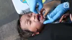 Tenaga kesehatan dari Puskesmas Menteng meneteskan vaksin polio kepada seorang anak saat hari bebas kendaraan bermotor atau car free day di kawasan Bundaran Hotel Indonesia (HI), Jakarta, Minggu (8/9/2024). (Liputan6.com/Herman Zakharia)