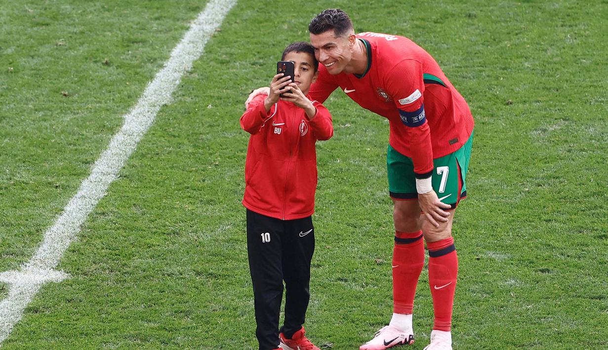 Tiga gol Portugal dicetak oleh Bernardo Silva pada menit ke-21, gol bunuh diri Samit Aykadin (28’) dan Bruno Fernandes (55’). (KENZO TRIBOUILLARD/AFP)