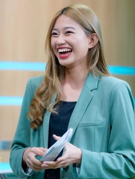 Pemilik tinggi badan 174 cm ini miliki senyum lebar yang manis. Tak ayal perempuan asal Cilacap ini banjir pujian dari netizen. Desy memang berhasil tembus dunia hiburan sebagai komedian dengan sisi humorisnya. (Liputan6.com/IG/@desygenoveva_)