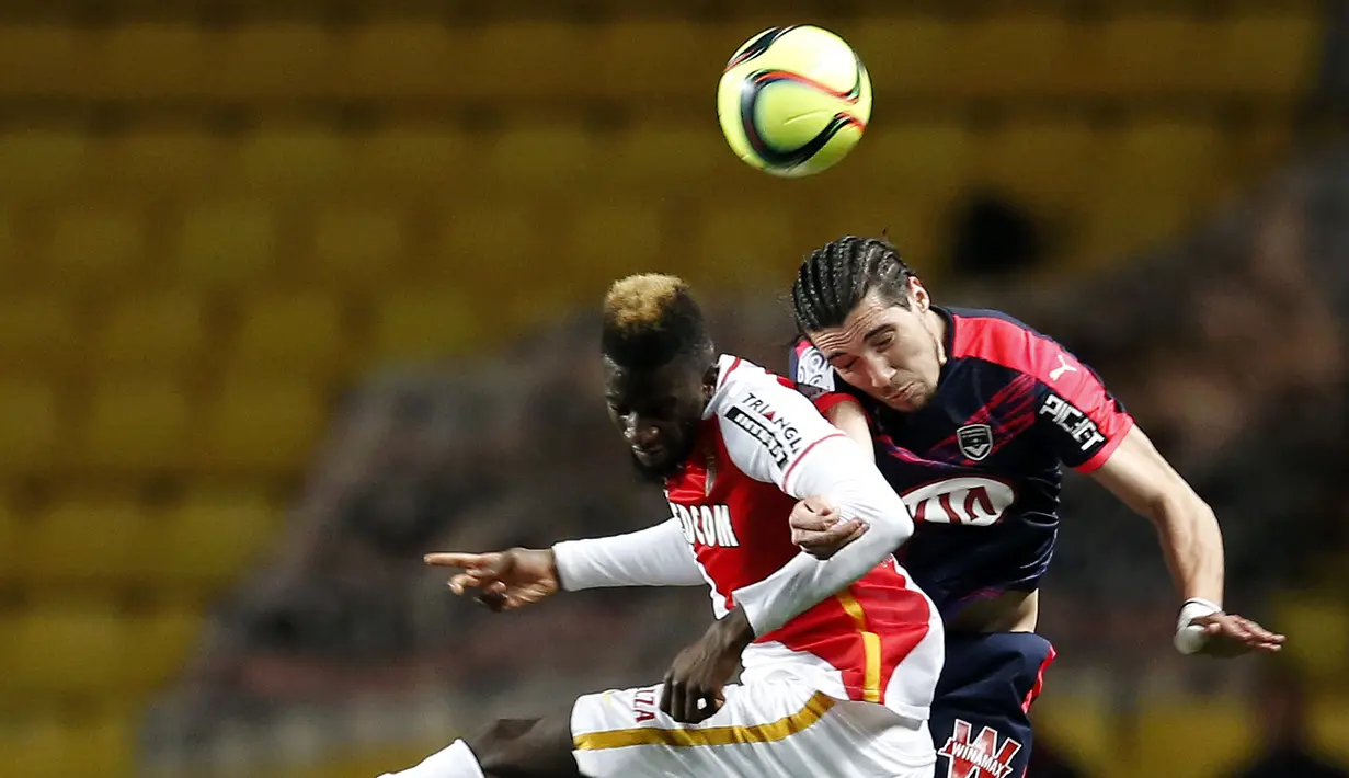 Gelandang AS Monaco, Tiemoue Bakayoko, duel udara dengan pemain Bordeaux, Enzo Crivelli pada laga lanjutan liga 1 Prancis di Stadion Stade Louis II, Monaco, (01/04/2016). (EPA/Sebastian Nogier)