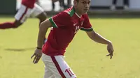 Gelandang Timnas Indonesia U-23, Egy Maulana, mengontrol bola saat uji coba melawan Timnas Indonesia U-19 di Lapangan ABC Senayan, Jakarta, Sabtu (24/2/2018). Timnas U-23 menang 5-0 atas Timnas U-19. (Bola.com/Vitalis Yogi Trisna)