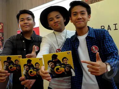 Boyband CJR (kiri ke kanan) Kiki, Aldi, dan Iqbal menunjukkan album terbaru mereka yang bertajuk Lebih Baik di kawasan kemang, Jakarta, (8/5/2015). Album tersebut mengkisahkan cinta remaja dengan sentuhan musik bernuansa 80an. (Liputan6.com/Faisal R Syam)