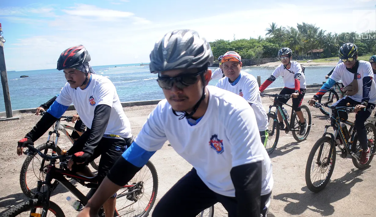 Peserta fun bike mengelilingi pantai pada acara Anyer Urban Festival 2019 di Pantai Anyer, Banten, Sabtu (30/3). Acara Fun bike juga diisi kegiatan seperti bazar rakyat, food truck festival, serta hiburan stand up comedy dan performance band The Upstairs. (Liputan6.com/HO/Elvis)