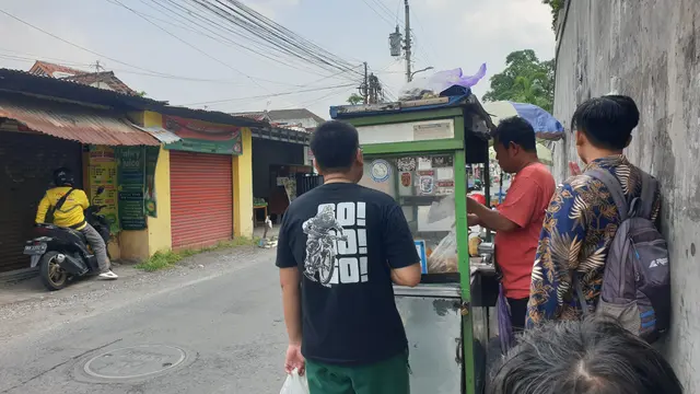 Merantau dari Kuningan, Asep Tekuni Usaha Gorengan dengan Omzet Rp500 Ribu Sehari