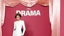 Selain itu, Zendaya juga hadir dengan gaun putih yang lengkap dengan aksen pita hitam yang begitu dramatis.