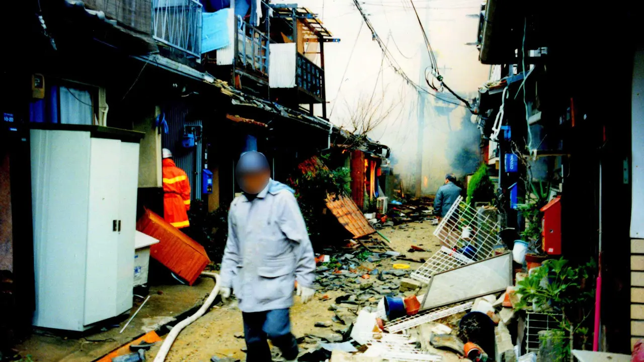 Selama 23 Tahun, Pria Minta Maaf Di Depan Abu Mendiang Istrinya