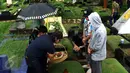 Pemain film Warkop DKI Reborn saat berziarah makam almarhum Dono di TPU Tanah Kusir, Bintaro, Jakarta, Sabtu (27/8). Film berjudul Warkop DKI Reborn: Jangkrik Boss! akan tayang bulan September 2016. (Liputan6.com/Helmi Afandi)