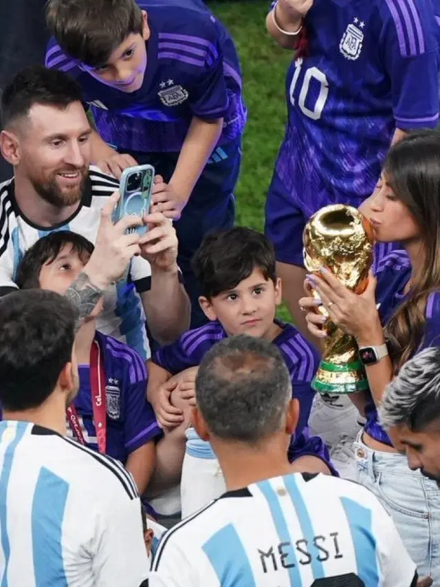 Gaya Antonella Pakai Ripped Jeans saat Perayaan Argentina Juara Piala Dunia 2022, Bikin Gemas Dipotret Lionel Messi
