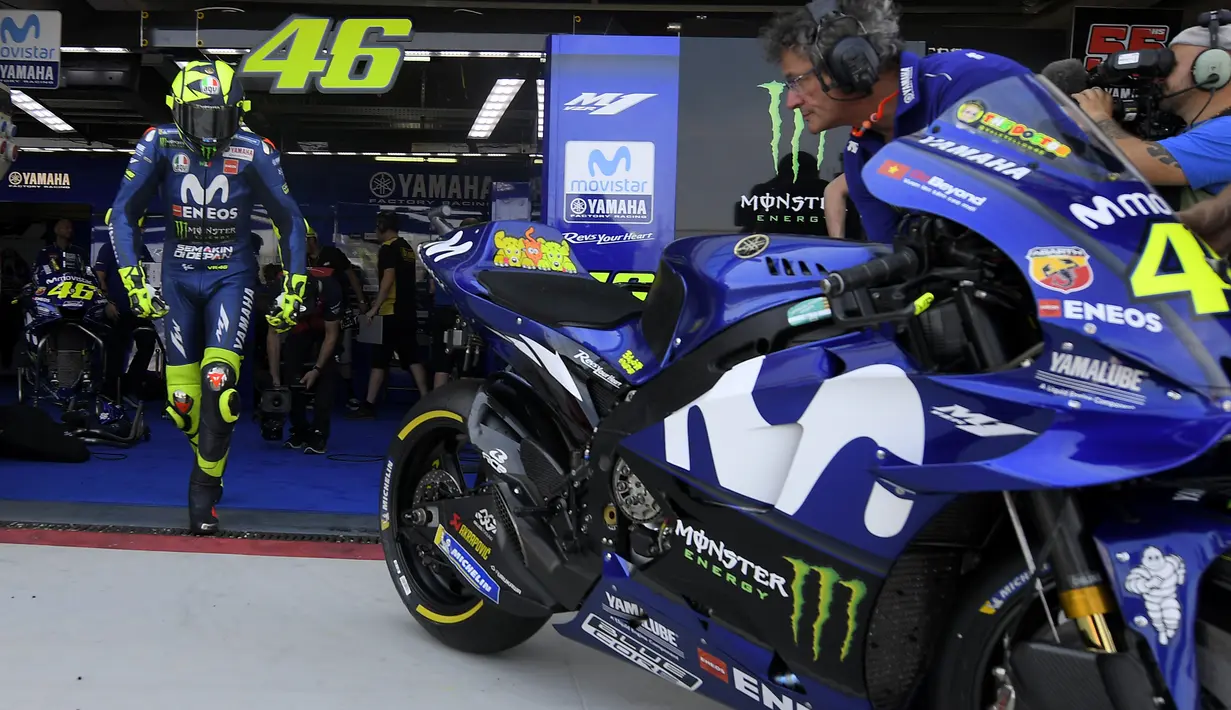 Pebalap Movistar Yamaha, Valentino Rossi, bersiap mengikuti sesi latihan MotoGP Aragon di Sirkuit Aragon, Spanyol, Sabtu (21/9/2018). Pada sesi latihan ini, pria Italia itu hanya menduduki posisi kesembilan. (AFP/Jose Jordan)