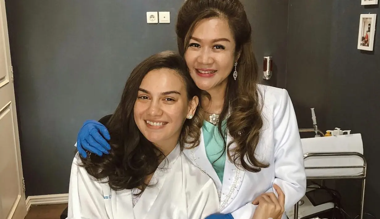 Irish Bella membagikan pengalamannya ketika merawat kecantikan di sebuah klinik langganannya, terlihat bahwa Irish Bella tampak tidak mengenakan makeup (Liputan6.com/IG/_irishbella_)