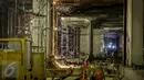 Pekerja mengelas besi beton untuk pembangunan MRT di Bundaran Hotel Indonesia (HI), Jakarta, Senin (20/3). Perubahan itu dikarenakan sebagian lahan milik PT KAI di Kampung Bandan sudah terikat kontrak dengan swasta. (Liputan6.com/Faizal Fanani)