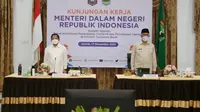 Menteri Dalam Negeri (Mendagri) Muhammad Tito Karnavian dan Gubernur Sumatera Barat Mahyeldi Ansharullah dalam Rapat Koordinasi Strategi Percepatan Vaksinasi di Auditorium Pendopo Gubernur Sumatera Barat, Jumat (17/12/2021). (Ist)