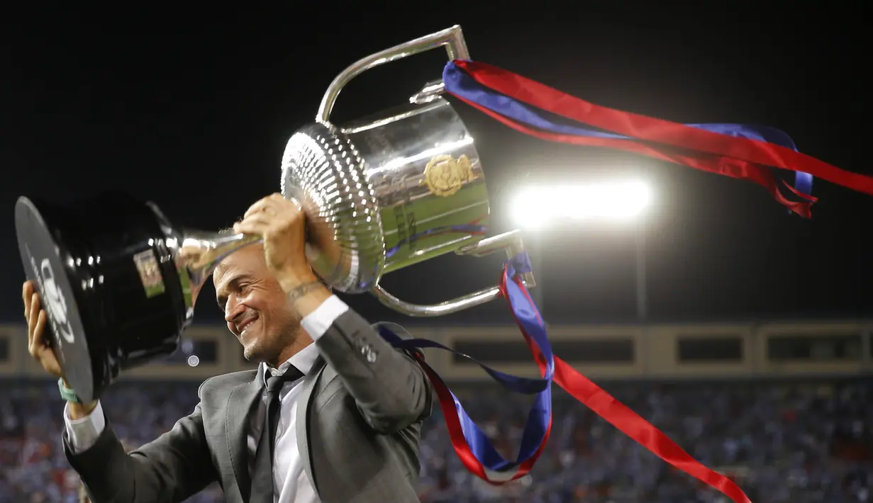 Pelatih Barcelona, Luis Enrique, mengangkat trofi Copa Del Rey usai mengalahkan Alaves pada laga final di Stadion Vicente Calderon, Madrid, Sabtu (27/5/2017). Barcelona menang 3-1 atas Alaves. (AP/Daniel Ochoa)
