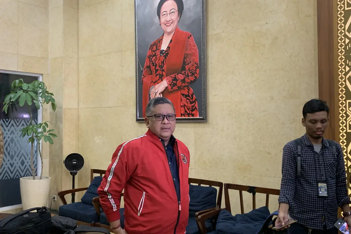 Sekretaris Jenderal PDIP Hasto Kristiyanto angkat bicara soal pertemuan antara kader PDIP Budiman Sudjatmiko dengan bakal calon presiden (capres) Prabowo Partai Gerindra Prabowo Subianto.