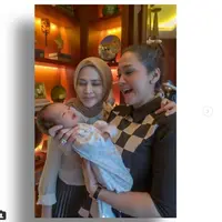 Maia Estianty sedang menggendong bayi temannya, kelak ia tak bersedia dipanggil Oma  (Instagram/@maiaestiantyreal)