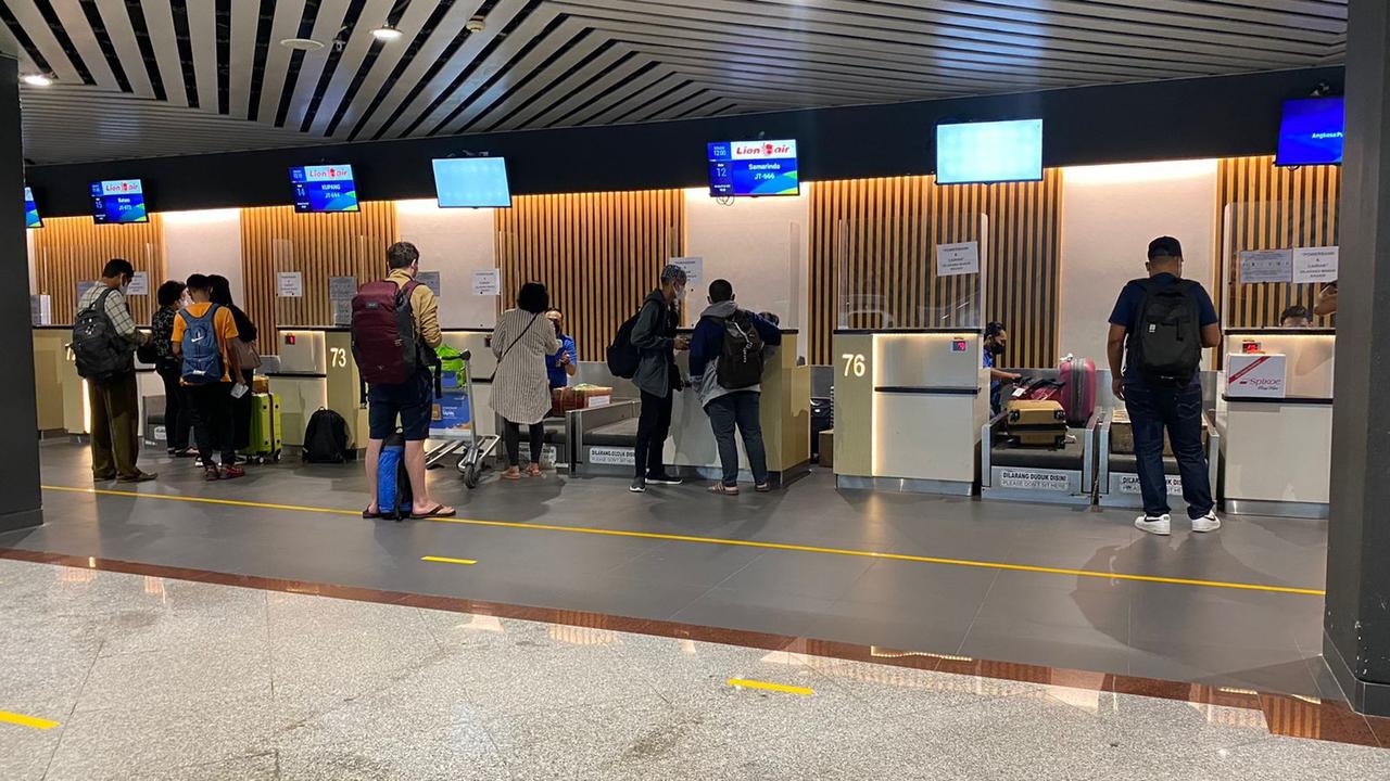 Suasana Bandara Juanda jelang mudik Lebaran 2022. (Dian Kurniawan/Liputan6.com).