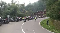 Polisi saat olah TKP kecelakaan maut di Desa Ciloto, Kecamatan Cipanas, Cianjur, Jawa Barat. (Liputan6.com/Achmad Sudarno)