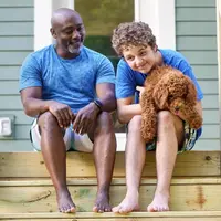 Peter Mutabazi memutuskan untuk mengadopsi Tony (11) yang ditinggal dan diabaikan orangtua asuhnya.  | instagram.com/fosterdadflipper