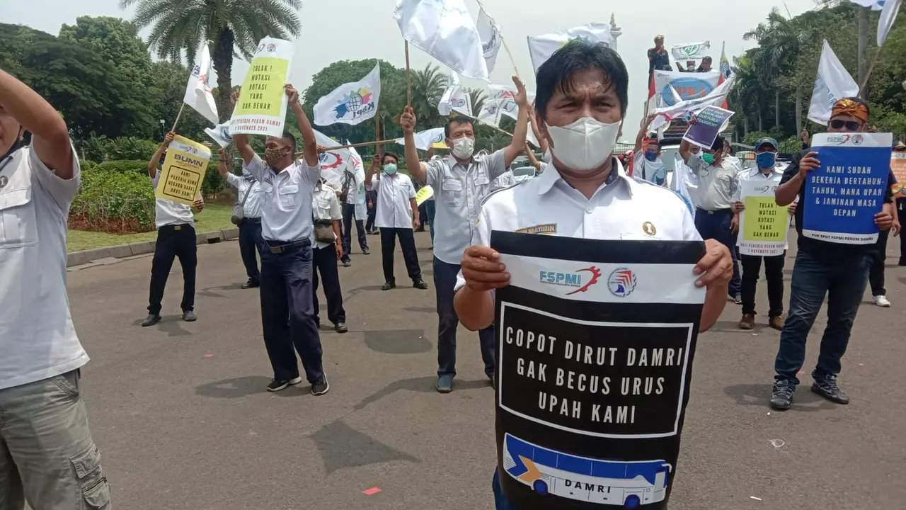 Sejumlah buruh dari Serikat Pekerja Dirgantara, Digital dan Transportasi Federasi Serikat Metal Indonesia (SPDT FSPMI) menggelar aksi demonstrasi di depan kantor pusat Damri