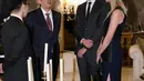 PM Jepang Shinzo Abe berbincang dengan putri Donald Trump, Ivanka Trump dan suaminya Jared Kushner, di Trump Tower di Manhattan, New York, AS, (17/11). (Cabinet Public Relations Office/HANDOUT via Reuters)