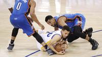 Pemain Warriors, Stephen Curry #30 berebut bola dengan dua pemain OKC  Thunder pada Final Wilayah Barat NBA Playoffs di Oracle Arena, Kamis (19/5/2016) WIB. Warriors menang 118-91. (Cary Edmondson-USA TODAY Sports)