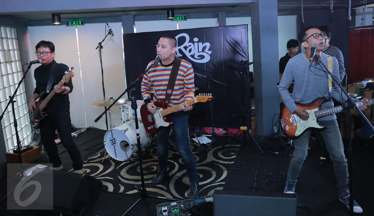 Penampilan The Rain saat rilis album ke-6 bertajuk "Jabat Erat", Jakarta, Rabu (14/9). Indra mengatakan, konsep lagu-lagu yang mereka suguhkan kali ini lebih banyak bercerita tentang getirnya kehidupan. (Liputan6.com/Herman Zakharia)