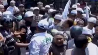 Front Pembela Islam bentrok dengan massa Penghuni lokalisasi Balong Cangkring. Sementara itu, polisi tangkap 7 dari 10 perampok di Jambi.