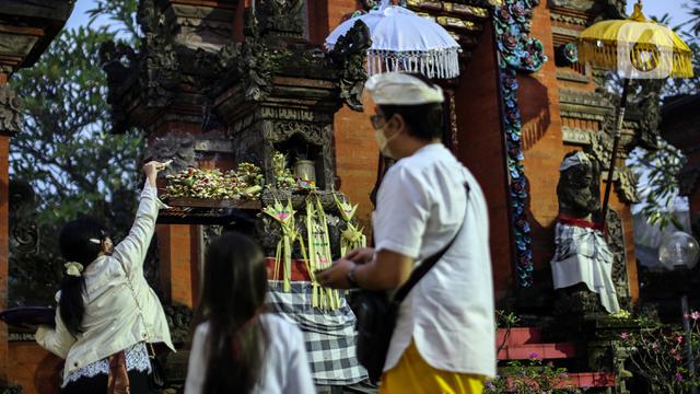 FOTO: Umat Hindu Bali Rayakan Hari Raya Galungan di Pura Amerta Jati Depok