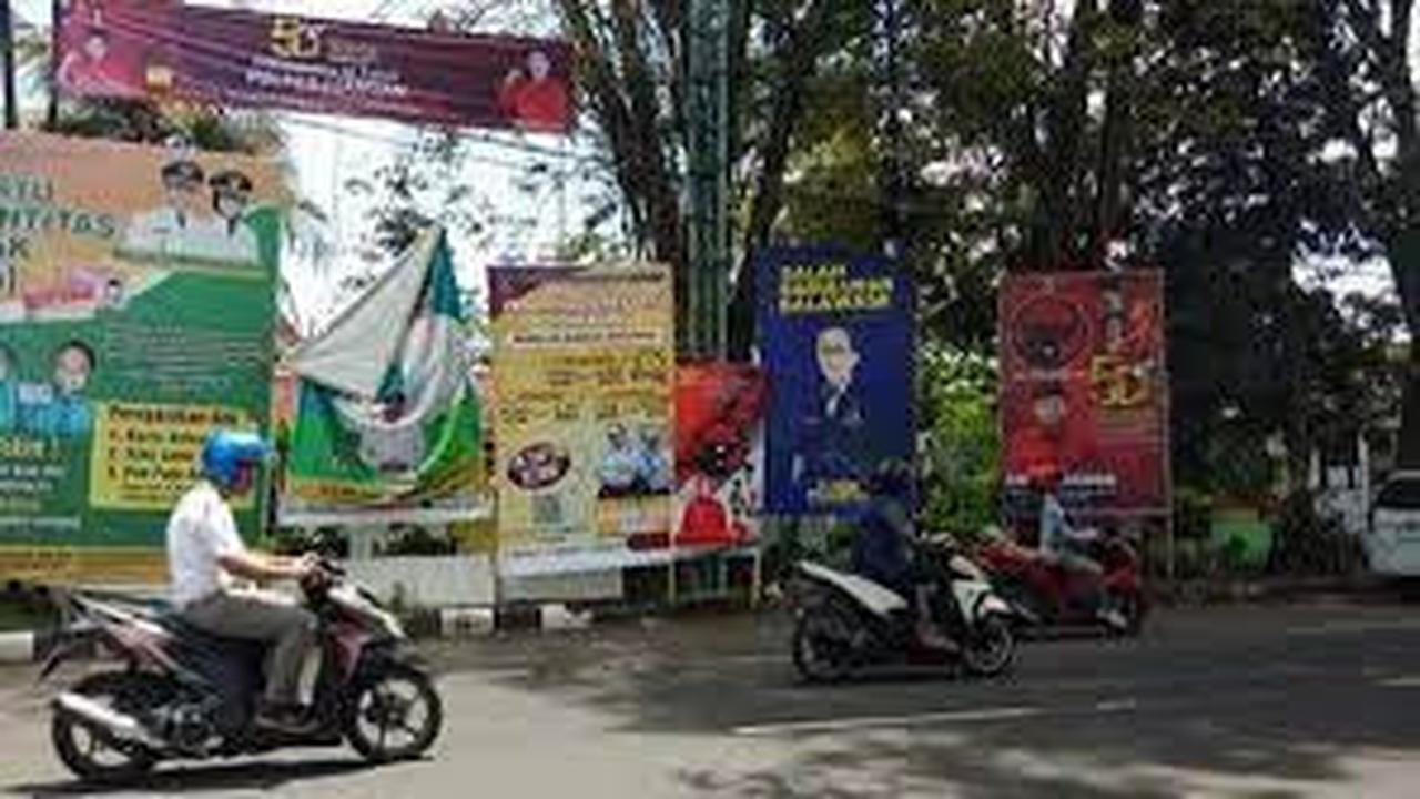 Baliho kampanye bertebran di sejumlah sudut kota di Banyuwangi (Istimewa)