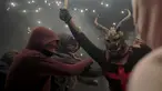 Seorang warga berpakaian seperti hantu dengan memegang tongkat kembang api selama perayaan " Correfocs ", Mallorca, Spanyol, (24/1). Ini merupakan perayaan tradisional yang menandai menandai akhir dari perayaan lokal di Palma. (REUTERS / Enrique Calvo)