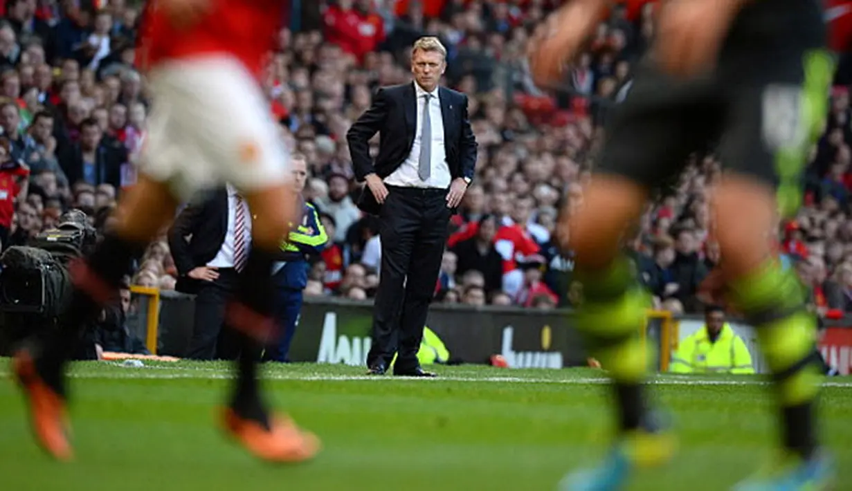 Pelatih Manchester United David Moyes (tengah) mengamati pertandingan sepak bola Liga Inggris antara Manchester United melawan Stoke City di Old Trafford,  Manchester, Sabtu (26/10/2013). (Foto: AFP/Andrew Yates)